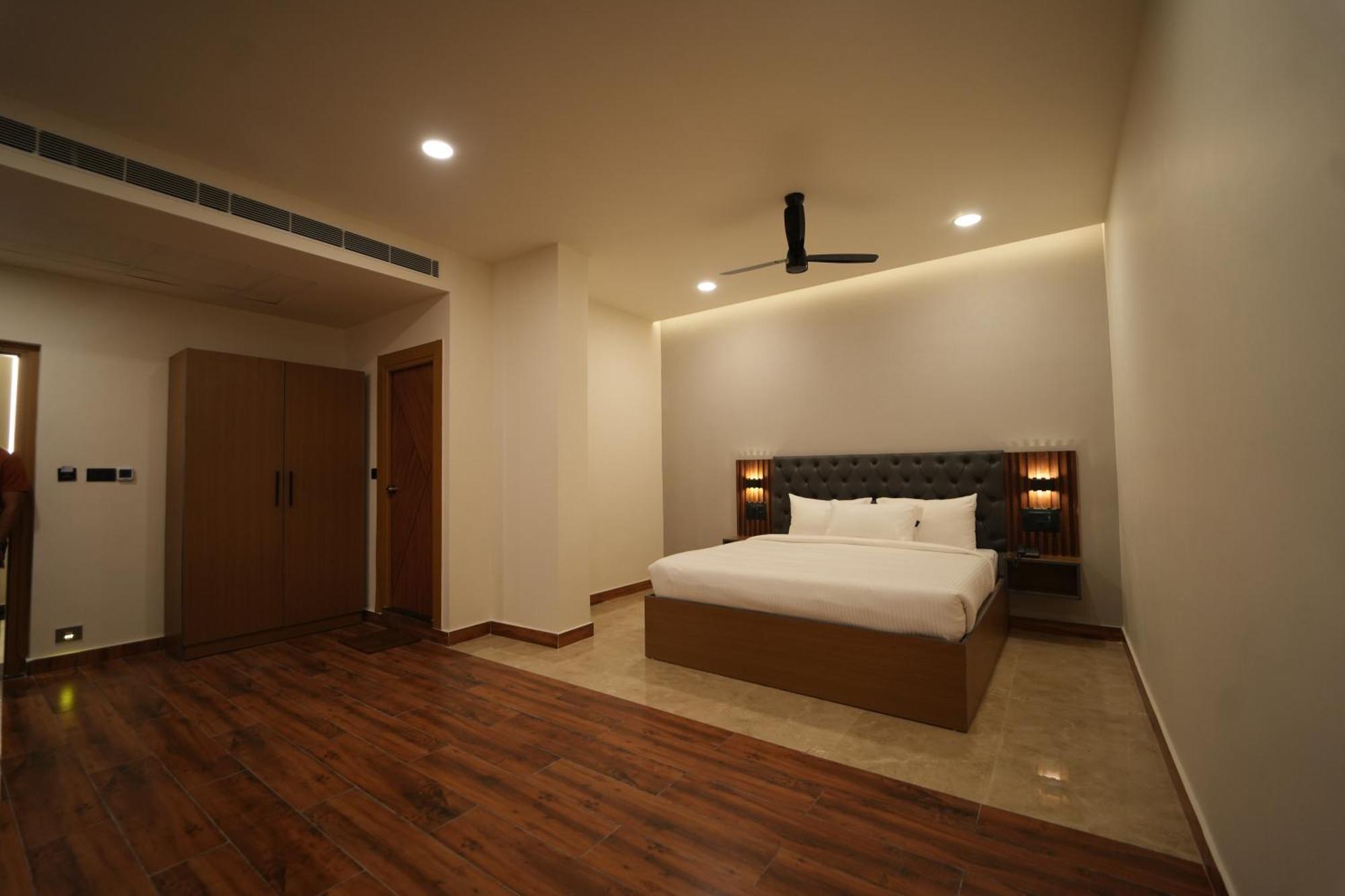 The Continental Inn & Suites Mysore Exterior photo