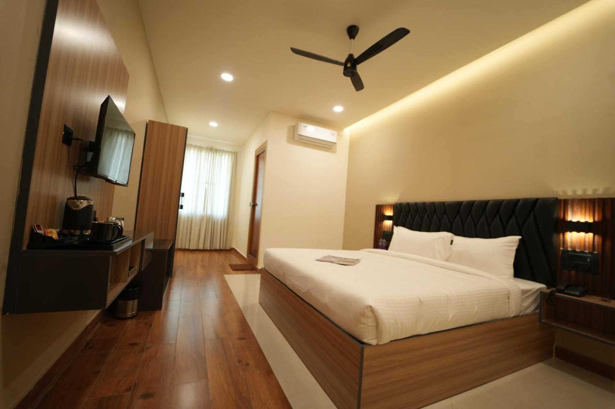 The Continental Inn & Suites Mysore Exterior photo